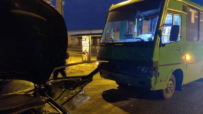 У Дніпрі зіткнулися легковик та автобус: одна людина травмувалася