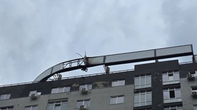 Пошкоджений внаслідок влучання безпілотника дах багатоповерхівки у Харкові, 4 червня