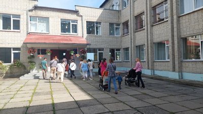 Батьки й місцеві мешканці у Дублянському опорному ліцеї