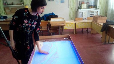 Кропивничанка Оксана Качуровська створює піщані картини до віршів Ліни Костенко Кропивничанка Оксана Качуровська створює піщані картини до віршів Ліни Костенко