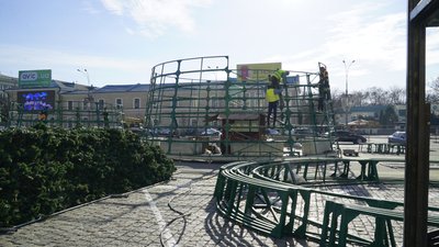 На площі Свободи у Харкові почали монтувати новорічну ялинку На площі Свободи у Харкові почали монтувати новорічну ялинку