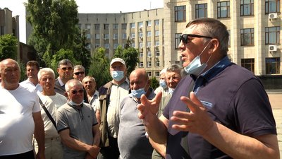 У Житомирі більше сотні житомирян біля приміщення обласної ради вимагали перерахунку пенсій У Житомирі більше сотні житомирян біля приміщення обласної ради вимагали перерахунку пенсій