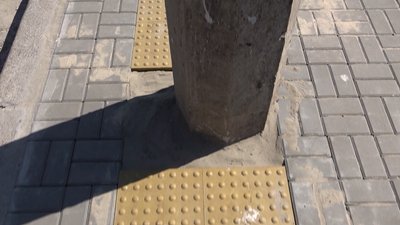 У Черкасах нова тактильна плитка для незрячих впирається в стовп електромережі
