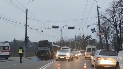 У Вінниці під колесами вантажівки загинула жінка