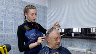Для пенсіонерів, багатодітних родин та переселенців: як працює соціальна перукарня у Вінниці Для пенсіонерів, багатодітних родин та переселенців: як працює соціальна перукарня у Вінниці