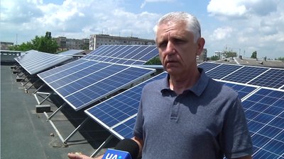 У Житомирі місцевий житель облаштував сонячну електростанцію на даху багатоповерхівки