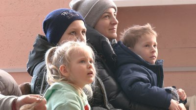 Щоб забули про війну: черкаські театрали показали виставу для евакуйованих дітей