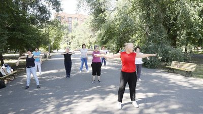 У Дніпрі люди старшого віку займаються китайською гімнастикою в парку У Дніпрі люди старшого віку займаються китайською гімнастикою в парку