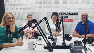 Зліва направо: Ольга Садова, Алла Рябокінь, Людмила Бобух та Олексій Юрін. Етер Українського радіо: Черкаси Зліва направо: Ольга Садова, Алла Рябокінь, Людмила Бобух та Олексій Юрін. Етер Українського радіо: Черкаси