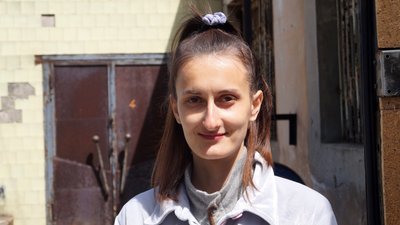 Плетуть маскувальні сітки й збирають допомогу для «гарячих» точок. Як у Дніпрі працює волонтерський центр – фоторепортаж Плетуть маскувальні сітки й збирають допомогу для «гарячих» точок. Як у Дніпрі працює волонтерський центр – фоторепортаж