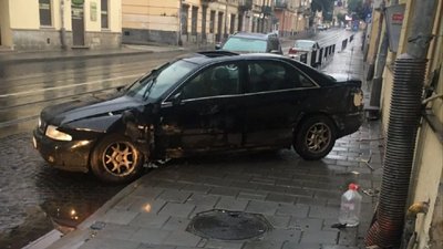 У Львові іноземець в'їхав у будинок: двоє людей отримали травми