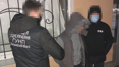 На Житомирщині затримали рівненчанина, який продавав житомирянину пістолет Макарова з набоями На Житомирщині затримали рівненчанина, який продавав житомирянину пістолет Макарова з набоями