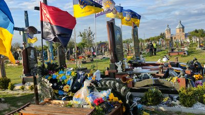 "Це був страшний шок": у селі на Рівненщині осквернили могили полеглих воїнів "Це був страшний шок": у селі на Рівненщині осквернили могили полеглих воїнів