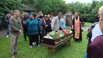 На Сумщині попрощалися з загиблим від рук російських військових Сергієм Дермельовим На Сумщині попрощалися з загиблим від рук російських військових Сергієм Дермельовим