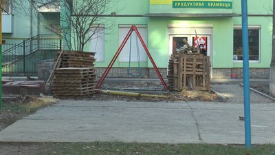 У Франківську 8 місяців ремонтують двір на вулиці Хіміків. Роботи цьогоріч не завершать У Франківську 8 місяців ремонтують двір на вулиці Хіміків. Роботи цьогоріч не завершать