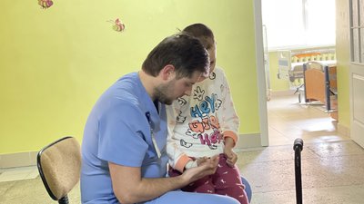 "Уламок від снаряда пройшов крізь голову". У Львові лікують 9-річну дівчинку з Миколаєва