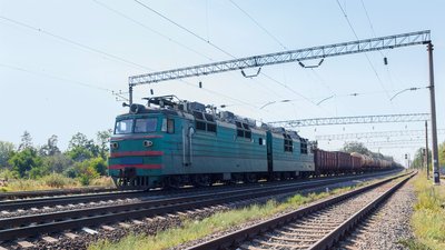 Удари по Укрзалізниці: війська РФ дроном влучили в локомотив у Чернігівському районі