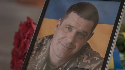 У Мукачеві попрощалися із 43-річним військовослужбовцем Андрієм Сальниковим.
