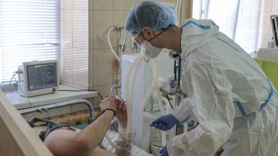 У "ковідних" лікарнях Чернівців доглядати за пацієнтами допомагають інтерни. СУСПІЛЬНЕ | ВІДЕОНОВИНИ