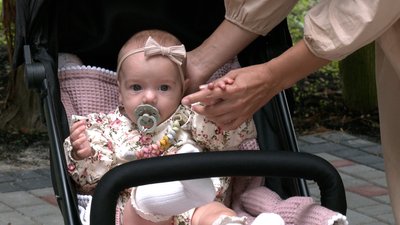 "Вона у нас патріотка мала". Як росте прикарпатка, народжена у бомбосховищі 25 лютого "Вона у нас патріотка мала". Як росте прикарпатка, народжена у бомбосховищі 25 лютого