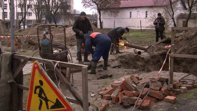 Один порив ліквідували, утворився – інший: у Луцьку два дні ремонтують теплову мережу