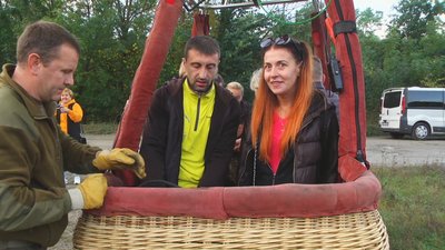 Люди з нашої країни і не тільки, знаючи, що Кам’янець-Подільський є центром повітроплавання, хочуть масових польотів. Фото: Суспільне. Люди з нашої країни і не тільки, знаючи, що Кам’янець-Подільський є центром повітроплавання, хочуть масових польотів. Фото: Суспільне.