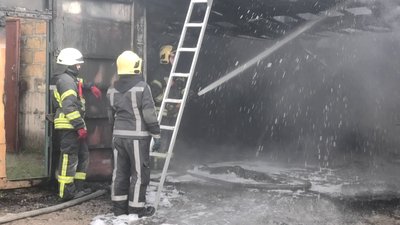 У Херсоні горів гараж із газовими балонами