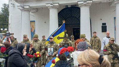 "Він пішов добровольцем захищати нашу країну": у Полтаві попрощалися із полеглими воїнами "Він пішов добровольцем захищати нашу країну": у Полтаві попрощалися із полеглими воїнами
