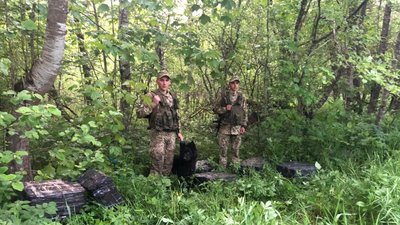 Стріляли тричі за зміну. На Буковині прикордонники пострілами зупиняли людей з ящиками сигарет