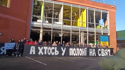 В Одесі на зруйнованій під час атаки будівлі відновили надпис про військовополонених