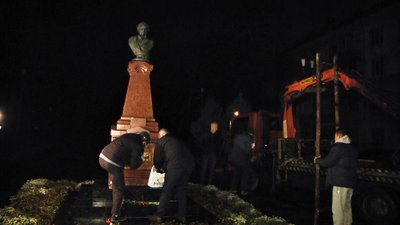 Зняли за 15 хвилин: у Житомирі демонтували бюст російському письменнику Олександру Пушкіну Зняли за 15 хвилин: у Житомирі демонтували бюст російському письменнику Олександру Пушкіну