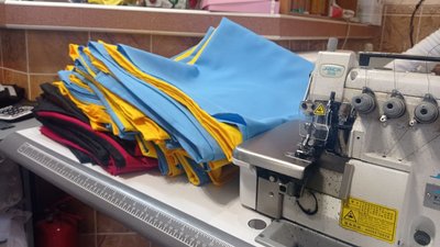 У селі на Тернопільщині шиють українські прапори У селі на Тернопільщині шиють українські прапори