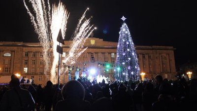 Ялинка-оберіг, найдорожча в Україні та скромна воєнна: як змінювалися новорічні дерева у Черкасах Ялинка-оберіг, найдорожча в Україні та скромна воєнна: як змінювалися новорічні дерева у Черкасах