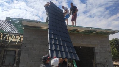 В селі на Волині відновлюють будинок, який зруйнували уламки ракети після збиття ворожого безпілотника В селі на Волині відновлюють будинок, який зруйнували уламки ракети після збиття ворожого безпілотника