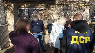 Під час затримання співробітниці Держгеокадастру Під час затримання співробітниці Держгеокадастру