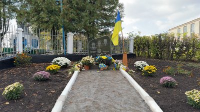 Пам'ятний знак трьом підпільникам на Хмельниччині