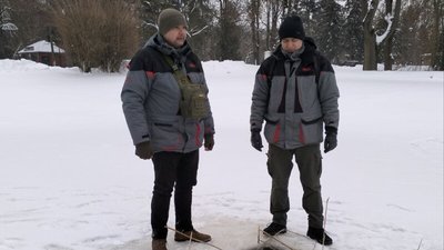 Комунальники пробивають ополонки у парку
