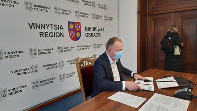 У Вінниці перекрили центральну вулицю: учасники акції проти посилення карантину У Вінниці перекрили центральну вулицю: учасники акції проти посилення карантину