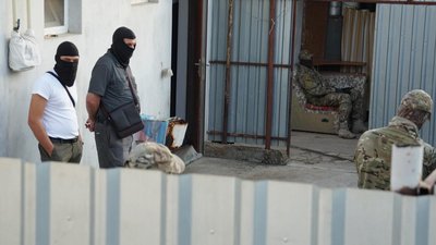 Російські силовики на світанку прийшли з обшуками до кримських татар Російські силовики на світанку прийшли з обшуками до кримських татар