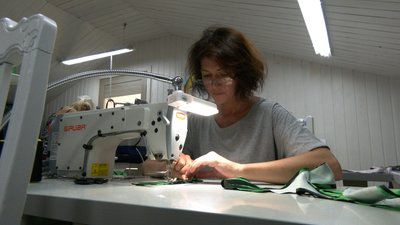 Як харківське підприємство з пошиття одягу під час повномасштабної війни працює на Прикарпатті Як харківське підприємство з пошиття одягу під час повномасштабної війни працює на Прикарпатті