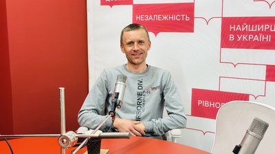 Володимир Репʼюк у студії радіо Суспільне Хмельницький