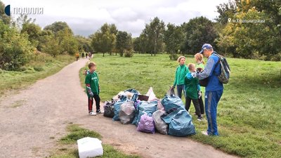 За годину прибирання волонтери зібрали 70 мішків сміття, яке відвезуть на полігон твердих побутових відходів. За годину прибирання волонтери зібрали 70 мішків сміття, яке відвезуть на полігон твердих побутових відходів.