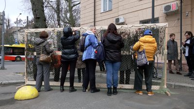 Просять тимчасово повернутися до "Чорномор'я": волонтери, які плетуть маскувальні сітки, вкотре вийшли на мітинг Просять тимчасово повернутися до "Чорномор'я": волонтери, які плетуть маскувальні сітки, вкотре вийшли на мітинг