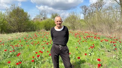 "Тюльпанів насадив соток 25. Хати вже немає, а квіти є". У селі на Дніпропетровщині згадують квітникаря Федора Кожу "Тюльпанів насадив соток 25. Хати вже немає, а квіти є". У селі на Дніпропетровщині згадують квітникаря Федора Кожу