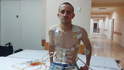Пораненого бійця з Сум переводять на реабілітацію Пораненого бійця з Сум переводять на реабілітацію