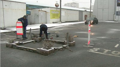 Біля ТЦ у Луцьку демонтували шлагбаум та контейнер охорони. Позиції сторін Біля ТЦ у Луцьку демонтували шлагбаум та контейнер охорони. Позиції сторін