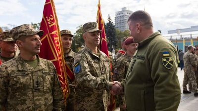 Стяг вже в Черкасах: президент Зеленський вручив Бойовий прапор 118 бригаді тероборони Стяг вже в Черкасах: президент Зеленський вручив Бойовий прапор 118 бригаді тероборони
