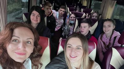 17 дітей з Тернополя поїхали на відпочинок в Карпати 17 дітей з Тернополя поїхали на відпочинок в Карпати