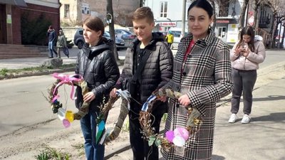 На Тернопільщині діти прикрасили вулицю свого міста великодніми віночками На Тернопільщині діти прикрасили вулицю свого міста великодніми віночками