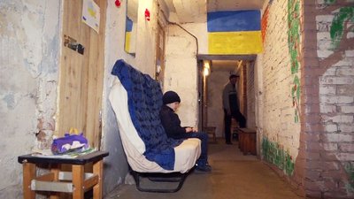 "Книги, дартс та вікторини": у вінницькій багатоповерхівці облаштували бомбосховище з розвагами